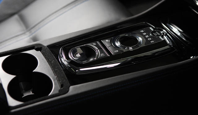 <strong>Jaguar XKR-S｜ジャガー XKR-S</strong>　エンジンをオンにすると、ATセレクターのダイアルがせり上がる