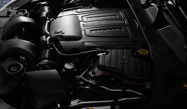 <strong>Jaguar XKR-S｜ジャガー XKR-S</strong>　5リッターV8エンジンは、最高出力405kW（550ps）/6,500rpm、最大トルク680Nm/3,500rpm