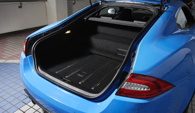 <strong>Jaguar XKR-S｜ジャガー XKR-S</strong>　トランク容量はVDA方式で300リッター