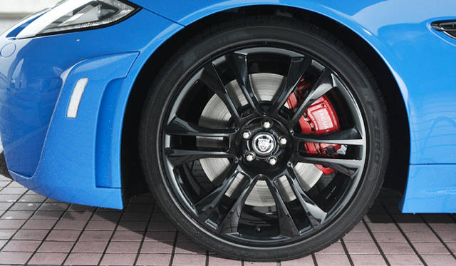 <strong>Jaguar XKR-S｜ジャガー XKR-S</strong>　タイヤサイズは、フロントが255/35ZR20、リアは295/30ZR20