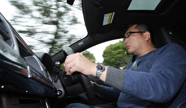 <strong>試乗中の渡辺敏史氏</strong>