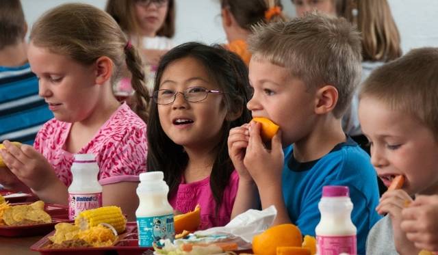 <strong>Food Revolution Day</strong>　オリバー氏は2004年から、学校給食の改善活動に乗り出している　© Ben Gibbs