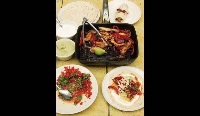 <strong>Food Revolution Day</strong>　特設サイトでは、おすすめレシピを紹介している（写真＝チキンファヒータ）　© David Loftus