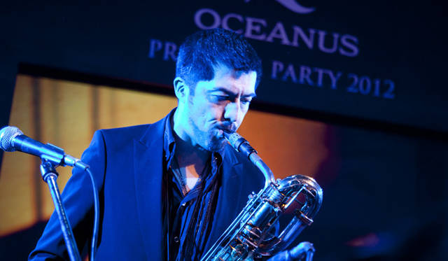 <strong>OCEANUS｜オシアナス</strong>　谷中 敦氏は今期オシアナスCMソングのスペシャルセッションライブ時 、バリトンサックスも披露