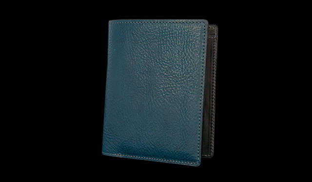 <strong>inquest｜インクエスト</strong>　コインポケットを縦に装備した二つ折り財布。W9.7×H11.7×D2cm。2万7300円（インクエスト／ヴィンテージ リバイバル プロダクションズ）