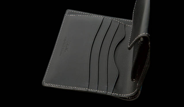 <strong>inquest｜インクエスト</strong>　W9.7×H11.7×D2cm。二つ折り財布2万7300円（インクエスト／ヴィンテージ リバイバル プロダクションズ）