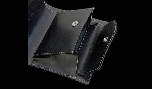 <strong>inquest｜インクエスト</strong>　W9.7×H11.7×D2cm。二つ折り財布2万7300円（インクエスト／ヴィンテージ リバイバル プロダクションズ）
