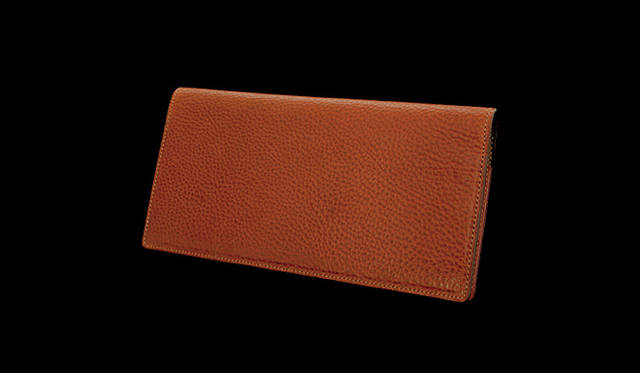 <strong>inquest｜インクエスト</strong>　長財布は札入れ部分に中仕切りがあり、札の種類やレシートを分けて収納できる。W19.4×H10×D1.6cm。3万3600円（インクエスト／ヴィンテージ リバイバル プロダクションズ）