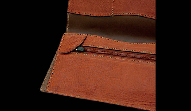 <strong>inquest｜インクエスト</strong>　W19.4×H10×D1.6cm。長財布3万3600円（インクエスト／ヴィンテージ リバイバル プロダクションズ）