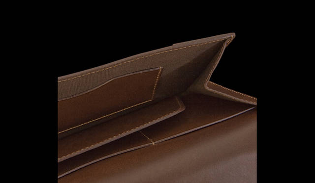 <strong>inquest｜インクエスト</strong>　W19.4×H10×D1.6cm。長財布3万3600円（インクエスト／ヴィンテージ リバイバル プロダクションズ）