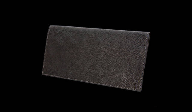 <strong>inquest｜インクエスト</strong>　W19.4×H10×D1.6cm。長財布3万3600円（インクエスト／ヴィンテージ リバイバル プロダクションズ）