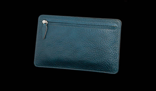 <strong>inquest｜インクエスト</strong>　4サイズで展開する使い勝手のいいフラットポーチ。W12×H17×D0.3cm。1万500円（インクエスト／ヴィンテージ リバイバル プロダクションズ）