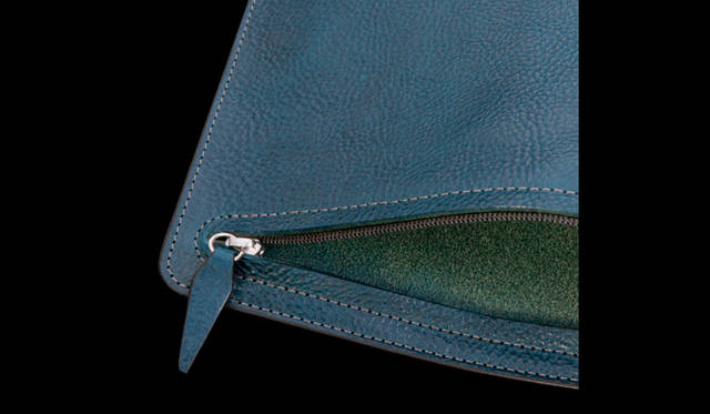 <strong>inquest｜インクエスト</strong>　W12×H17×D0.3cm。フラットポーチ1万500円（インクエスト／ヴィンテージ リバイバル プロダクションズ）