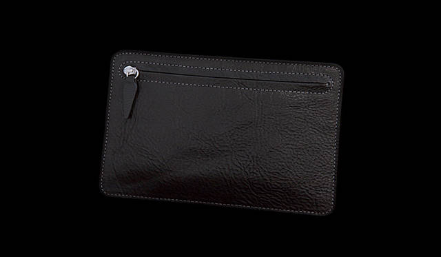 <strong>inquest｜インクエスト</strong>　W12×H17×D0.3cm。フラットポーチ1万500円（インクエスト／ヴィンテージ リバイバル プロダクションズ）