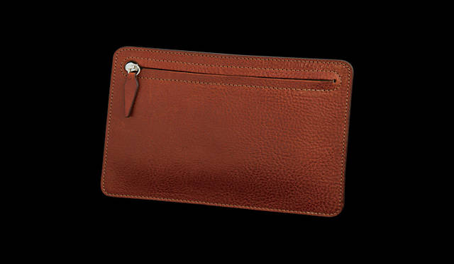 <strong>inquest｜インクエスト</strong>　W12×H17×D0.3cm。フラットポーチ1万500円（インクエスト／ヴィンテージ リバイバル プロダクションズ）