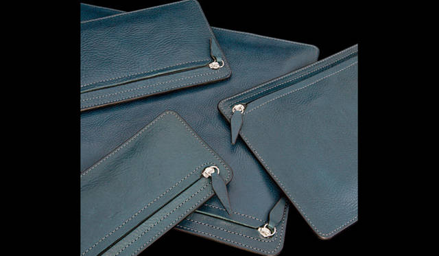 <strong>inquest｜インクエスト</strong>　4サイズで展開するフラットポーチ。8400～1万8900円（インクエスト／ヴィンテージ リバイバル プロダクションズ）