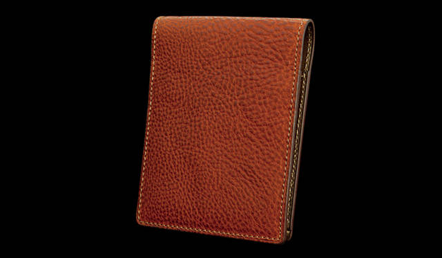 <strong>inquest｜インクエスト</strong>　ICパスをを収納用ポケットとメモ用紙を挟むスリットを装備する名刺入れ。W8×H10.5×D1cm。1万2600円（インクエスト／ヴィンテージ リバイバル プロダクションズ）