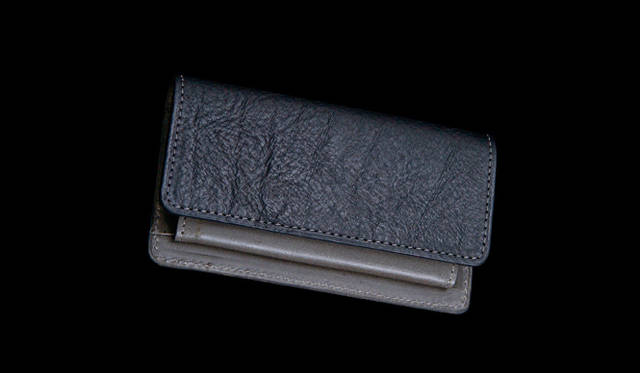 <strong>inquest｜インクエスト</strong>　開きやすく取り出しやすい、コンパクトなコインケース。W10.5×H5.8×D1.5cm。9450円（インクエスト／ヴィンテージ リバイバル プロダクションズ）