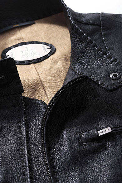 <strong>阪急MEN’S TOKYO｜5月 “サマー アトラクション”</strong>　表革に鹿の揉み革を用い、ライニングにはイタリアンリネンを使用