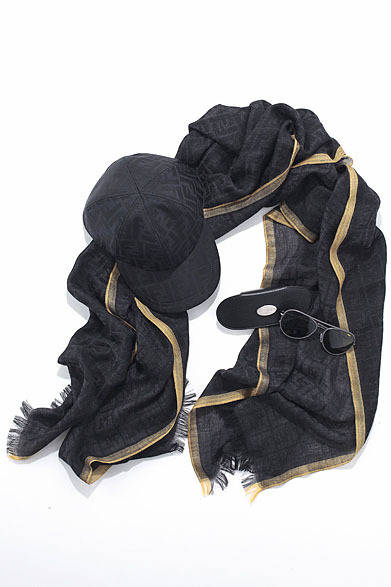 <strong>阪急MEN’S TOKYO｜5月 “サマー アトラクション”</strong>　パシュミナのストール9万8700円、ベースボールキャップ5万1450円、サングラス6万3000円（すべてフェンディ）