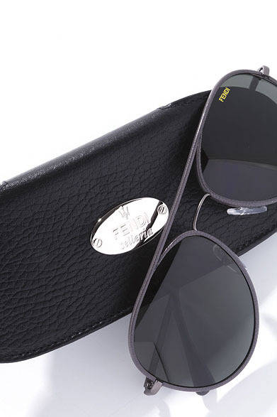 <strong>阪急MEN’S TOKYO｜5月 “サマー アトラクション”</strong>　サングラス6万3000円（フェンディ）