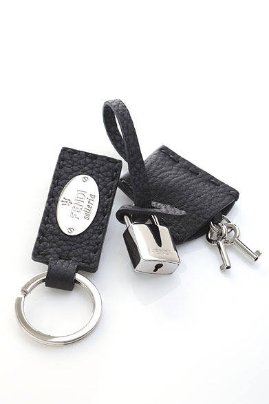 <strong>阪急MEN’S TOKYO｜5月 “サマー アトラクション”</strong>　左／キーケース2万7300円（フェンディ）、右はバッグタグ