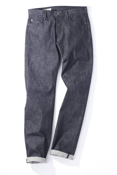 今シーズンより生地はもちろん、すべての工程において日本製にこだわった、メゾン キツネのリジッドデニム。同ブランドを代表する定番ボトムスでもある。シルエットもスマートなカッティングにアップデートし、よりはきやすく、スマートなラインを創出している。ロールアップした時のトリコロールカラーのセルビッジも、絶妙なアクセント。<br /><br />3万1500円（メゾン キツネ）<br /><br />Pred PR<br />Tel.03-5428-6484<br />http://kitsune.fr/