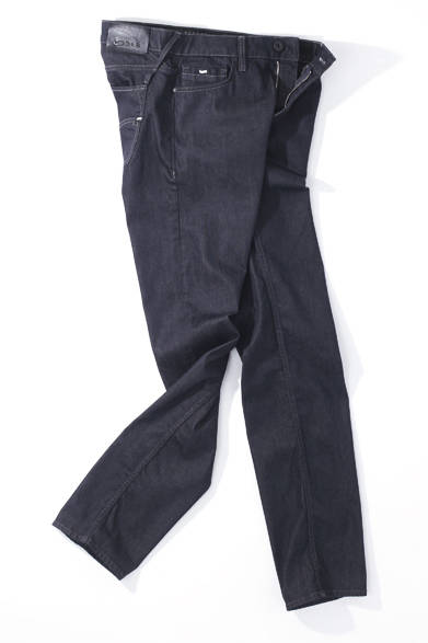 繊細な光沢を放つダークな色味に合わせて、リベットやフロントボタンも同系色で統一したデニムパンツ。ミディアムグレーのステッチがアクセントとなり、モードな雰囲気を醸し出している。スリムなテーパードストレートを採用。はいたときのシルエットもじつに美しい一本である。<br /><br />1万8900円（ガス）<br /><br />ガス ジャパン<br />Tel.03-5772-0124<br />www.gasjeans.com/