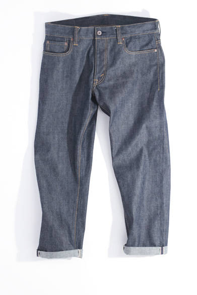 スタイリスト 熊谷隆志氏が手がけるネサーンスの、クロップド丈の生デニム。リジッドな印象ながら、軽めのオンスなので比較的はき心地もソフト。ヒザから裾にかけて軽くテーパードしているので、はいたときのシルエットはスッキリ。細めの幅でロールアップして、素足にレザーシューズを合わせるような、上品な着こなしを試してみたい。<br /><br />2万4150円（ネサーンス）<br /><br />エドストローム オフィス<br />Tel.03-6416-3606<br />www.naissance-tokyo.com/