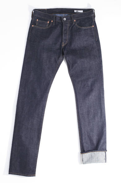 シーズンごとにアップデートを重ねる、ジェイ サバティーノのベーシックなリジッドデニム。現代的な細身ストレートで、はきやすさも定評のある一本だ。リンクルウォッシュでクラシックな濃紺の色味は残しつつ、凹凸ある質感を実現。風合いも色落ちも、はき込むほど味わいが増すはずだ。<br /><br />1万9950円（ジェイ サバティーノ）<br /><br />12ショールーム<br />Tel.03-6416-9558<br />http://www.jsabatino.com/