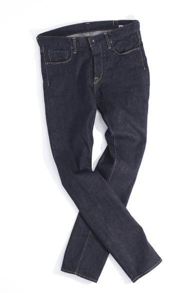 今シーズンから展開となるスリムテーパードのデニムは、日本綿布社製12オンスのストレッチセルビッチを使った、ライトなはき心地が魅力。縦糸にムラ糸を、横糸に伸縮性に優れた糸を使うことで、縦方向の色落ちが際立つように設計されている。毎日はいて自分好みの色に育てたくなるデニムだ<br /><br />1万5750円（クロ）<br /><br />ブルース<br />Tel.03-6438-9913<br />www.bluesinc.jp/