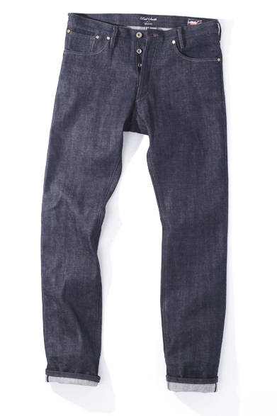 オリジナルの、12.5オンスのセルビッチデニムを使用。シルエットはスリムなストレートだ。アクセントとしてベルトループの内側にレインボーカラーの糸を使うなど、レッドイヤーらしい遊び心を取り入れたモデル。ちょっと上品な“軽（かる）ジャケ”と組み合わせて、英国らしさを感じさせる着こなしを。<br /><br />2万7300円（レッドイヤー）<br /><br />ポール・スミス ジャパン<br />Tel.03-3486-1500<br />www.paulsmith.co.jp/<br />