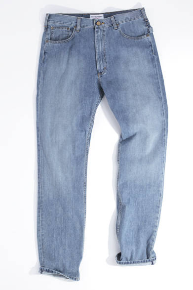 アダム キメル カーハートのデニムは、アメリカの労働者がはいていそうなスカイブルーの色合いが特徴。シルエットはあえて絞らず、余裕をもたせたクラシックなストレート。ワークウェア由来のデニムというアイテムの武骨な魅力を、存分に引き出している。デザイナーのアダム・キメル本人も愛用中だとか。<br /><br />1万4700円（アダム キメル カーハート）<br /><br />エドストローム オフィス<br />Tel.03-6416-3606<br />www.adamkimmel.com/