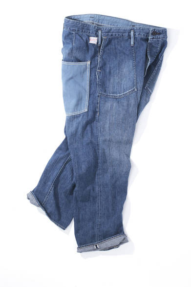 1940年代のワークウェアにインスパイアされたというパンツは、9オンスの薄手のネップデニムをつかったもの。素材から縫製にいたるまで日本製にこだわり、ワイドシルエットで製作した、ヴィンテージな雰囲気たっぷりのモデルだ。ことなる染色のバックポケットも小粋なアクセント。<br /><br />2万9400円（キャントン オーバーオールズ）<br /><br />キャントン プレスルーム<br />Tel.03-3661-3153<br />http://canton.jp/