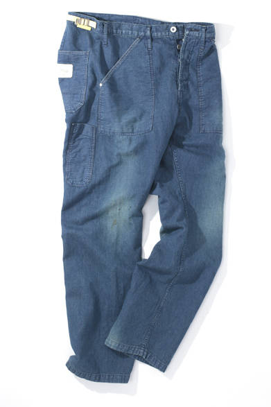 日本最古のワークウェアメーカーとして知られるワールドワーカーズ。その最新作は縫い目のないシームレスペインターである。リサイクルコットンとリネンを混紡した生地を使用しており、環境にも肌にも優しい一本だ。ウォッシュ加工されたベーシックな色合いで、合わせる服を選ばない。<br /><br />1万6800円（ワールドワーカーズ）<br /><br />ビッグジョン<br />Tel.086-470-0205<br />www.bigjohn.co.jp/worldworkers/index.html