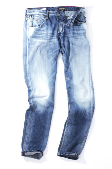 リジッド一辺倒だった昨今のデニム事情を払拭するかのように、白っぽくなるまでウォッシュしたラフな表情が魅力。そのハードな印象とは裏腹に、柔らかい生地を使ってテーパードシルエットに仕上げているので、抜群に脚にフィットする。足元はサンダルを合わせて、リゾート的な着こなしを狙うのもアリだ。<br /><br />2万9400円（リプレイ）<br /><br />ファッションボックスジャパン<br />Tel.03-5773-5098<br />www.replay-j.jp/