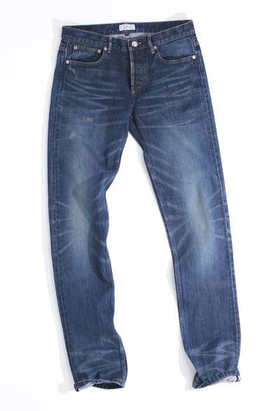 A.P.C.の定番生デニムを、ウォッシュ加工によって長年はきこんだような風合いに。腰回りと腿わたりが細身で、浅い股上のストレートシルエット。すなわちはいたときのバランスはとてもスマートである。ヴィンテージのようで、モダン。洗練をきわめたデニムといえよう。<br /><br />2万9400円（アー・ペー・セー）<br /><br />アー・ペー・セー カスタマーサービス<br />Tel.03-5459-6502<br />www.apcjp.com/jpn/