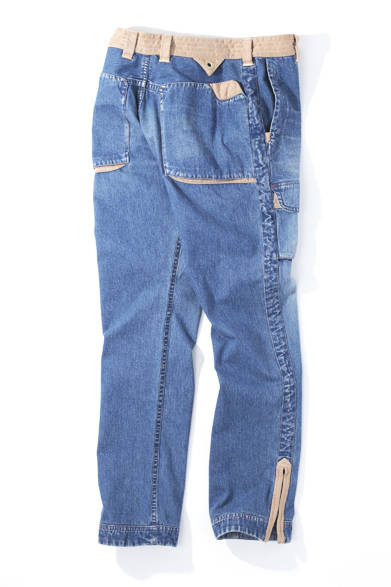 ユーズド加工の10.5オンスのデニム地を使用。ヴィンテージデニムのなかでも人気の高いブッシュパンツを、ウエストと裾のジップ周りにウエスタン調のフェイクスエードをあしらって、個性的にモダナイズしたモデルだ。比較的スリムなシルエットなのでコーディネートもしやすいはず。<br /><br />3万450円（ホワイトマウンテニアリング）<br /><br />ホワイトマウンテニアリング<br />Tel.03-6804-6309<br />www.whitemountaineering.com/