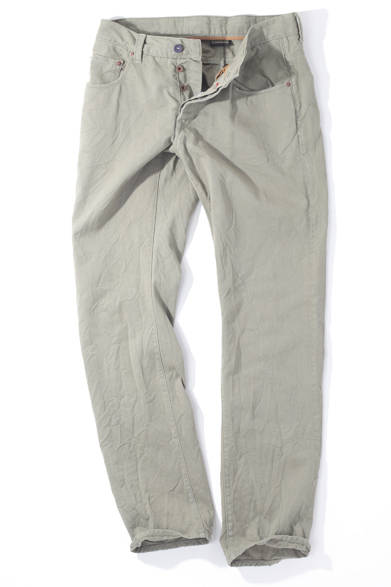 淡い色みのオリーブが上品な、ナパピリのカラーデニム。少々ゆったりめのストレートシルエットで、全体に施されたシワ加工がラフな印象を醸し出す。色づけされたフロントボタンなど凝ったディテールにも注目したい。<br /><br />1万8900円（ナパピリ）<br /><br />ナパピリ・ジャパン<br />Tel. 03-6434-0738<br />www.napapijri.com