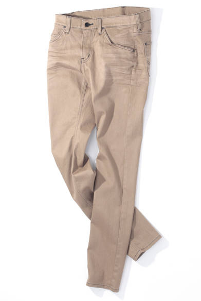 リーのニュースタンダードとして昨年登場したメンズレギンス、「ジェガーズ」。同ブランドでもっとも細いといわれるスキニーシルエットながら、ライトオンスのストレッチ素材なのでストレスなくはけるのが特徴だ。豊富なカラーバリエーションも魅力。こんなチノパンのようなキャメルカラーなら、あらゆるスタイルに対応してくれるはず。<br /><br />9975円（リー）<br /><br />リー・ジャパン<br />Tel.03-5604-8948<br />www.lee-japan.jp/<br />