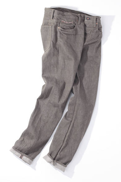 2011年秋冬のデビューコレクションから継続するトッド スナイダーの定番デニム。日本が誇る岡山産デニム地を使い、アメリカで縫製をおこなっている。シルエットは裾に向かってややテーパードしており、上品にもカジュアルにもはくことができる。ベージュとグレーの中間色のような、絶妙な色合いがすばらしい。<br /><br />3万4650円（トッド スナイダー）<br /><br />エドストローム オフィス<br />Tel.03-6416-3606<br />www.toddsnyder.com/