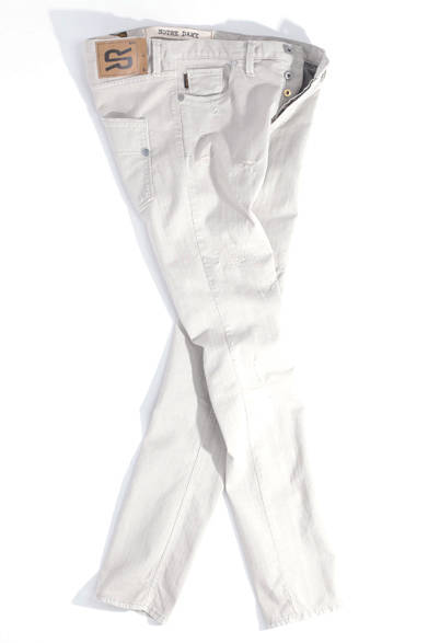 ところどころにクラッシュ加工がほどこされた薄いベージュのデニムは、強さのなかに遊び心を感じさせるラーレらしい一本といえよう。フィット感のあるシルエットだが、ストレッチが効いているのでストレスフリーなはき心地。インディゴとはひと味違ったデニムの良さを、初夏の着こなしに取り入れたい。<br /><br />3万1500円（ラーレ）<br /><br />コロネット<br />Tel.03-5216-6521<br />www.ra-re.it/<br />