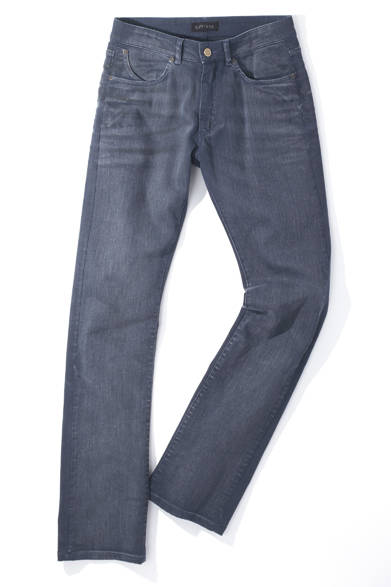 これまでのUKロックのイメージを一新し、よりクリーンな男性像を提案するスーパーファイン。定番のストレートデニムも、一度グレーに後染めしたのち、全体にほどよくウォッシュをかけて独特な色味を表現。スマートかつモードなテイストに仕上がっている。ストレッチ性のある生地を採用。<br /><br />3万450円（スーパーファイン）<br /><br />Pred PR<br />Tel.03-5428-6484<br />www.superfinelondon.com/