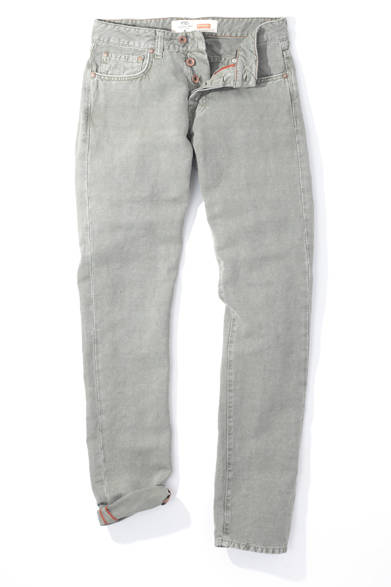 イタリア国内で丁寧に作られているPT05のデニムは、その流麗なシルエットによる美脚効果でもおなじみである。コットンストレッチ素材を使ったスリムテーパードシルエットで、カラーは珍しい上品なライトグレー。ジャケットスタイルで、やはり上品にはきこなしたいデニムパンツといえる。<br /><br />3万1500円（ピーティゼロチンクエ）<br /><br />トレメッツォ<br />Tel.03-5464-1158<br />www.tremezzo.jp/