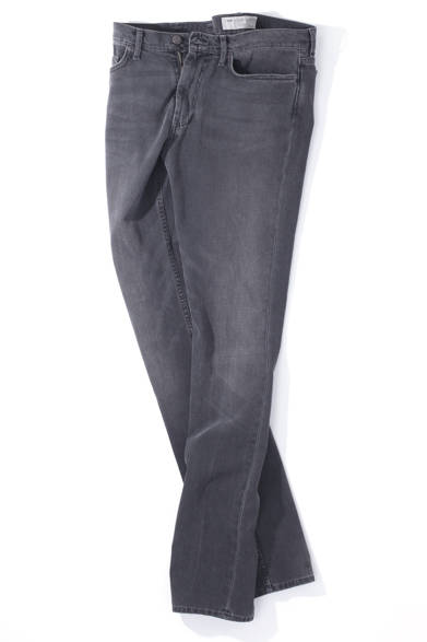 ブラックジーンズをはきこんだようなナチュラルグレーが魅力の、マーク BY マークジェイコブスのデニム。腰回りに若干余裕のあるスキニーシルエットで、はいたときの美しいラインはなかなかのもの。価格も比較的リーズナブルで、グレーデニム初心者にもお薦めしたい。<br /><br />1万9950円（マーク BY マーク ジェイコブス）<br /><br />マーク ジェイコブス カスタマーセンター<br />Tel.03-4335-1711<br />www.marcjacobs.com/