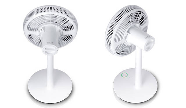 <strong>BALMUDA｜バルミューダ</strong>　「GreenFan mini（グリーンファン・ミニ）」　昼間リビングで充電しながら使い、夜は電源コードを抜いて寝室でも可能 