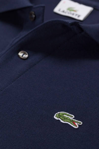 <strong>LACOSTE｜ラコステ</strong> ブランドの象徴であるワニのロゴ。前立てには貝ボタンを採用する