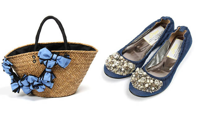 <strong>Shibuya Hikarie ShinQs｜渋谷ヒカリエ シンクス</strong>　3階　ユナイテッドアローズ 渋谷シンクス店　左／別注のデニム素材のリボンカゴバッグ。全店ではSサイズのみの取り扱いだが、渋谷シンクス店ではMサイズも限定で展開。LUDLOW リボンカゴバッグ2万8350円、右／定番のビジューフラットをデニム素材で別注。Pippi ビジューフラットシューズ3万1500円