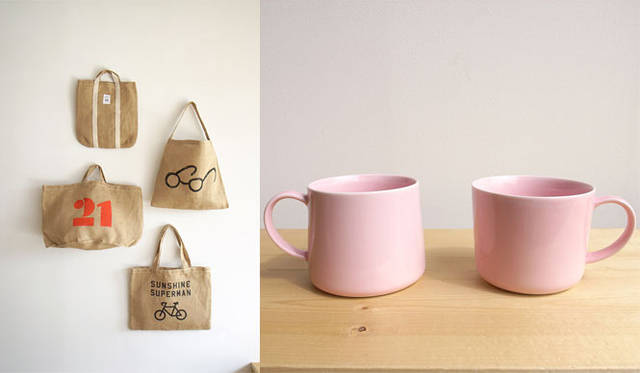 <strong>Shibuya Hikarie ShinQs｜渋谷ヒカリエ シンクス</strong>　4階　クラスカ ギャラリー&ショップ“ドー”　左／インドのジュートメーカー HANS社で作ったドーオリジナルの新作ジュート麻のバッグシリーズ。左上スクールトート2940円、右上（メガネ）ワンショルダー2940円、左下（ナンバー21）グローサリートート3150円、右下（自転車）スタンダード2940円、右／ドーオリジナルのマグカップ（スリム / ワイド）。ピンクは、渋谷ヒカリエ シンクス店 限定カラー。各1890円