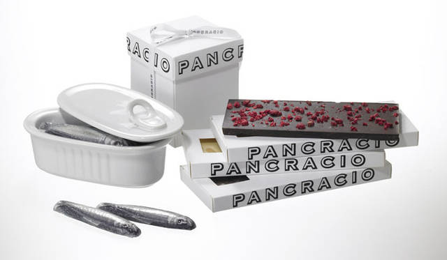 <strong>Shibuya Hikarie ShinQs｜渋谷ヒカリエ シンクス</strong>　5階　ザ・コンランショップ キッチン　日本初上陸のスペインのフードブランド「PANCRACIO」。バリエーション豊かなチョコレートや紅茶を展開し、洗練されたパッケージはギフトにもお薦め。ザ・コンランショップ国内先行発売 「PANCRACIO CHOCOLATE」SARDINES（90g）4300円、SAMPLER TRIO（100g×3）4400円、CRUNCHY DARK（140g）3000円